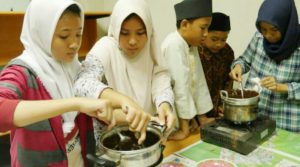 Anak-Anak Ahmadi Jakbar Liburan Sekolah dengan Memakmurkan Masjid