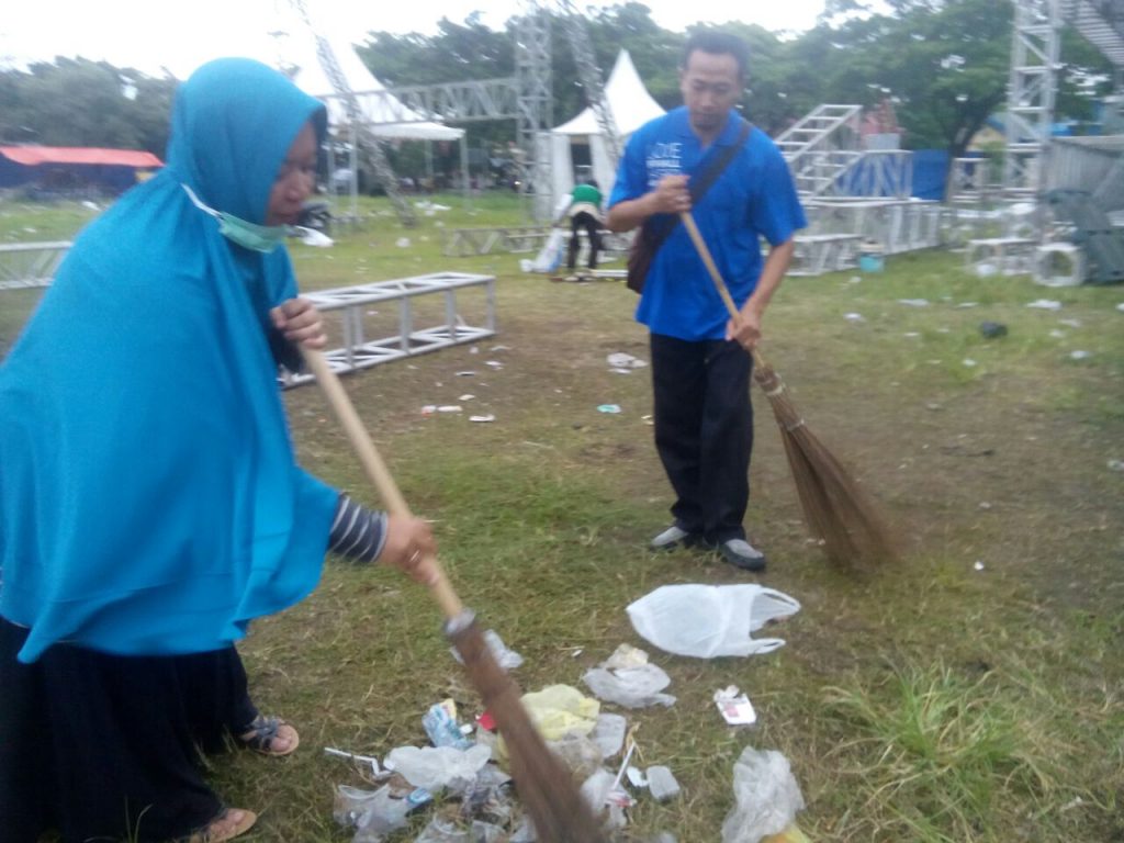 Simpang Gumul jadi Sasaran Relawan Clean The City Jatim