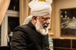 Pesan Kemanusiaan Khalifah Muslim Ahmadiyah, Khusus Untuk Trump: ‘Setiap Negara Harus Menghormati Negara Lainnya’