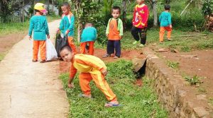 Gemas! Siswa-Siswi PAUD Baitun Nashir Neglasari Punguti Sampah
