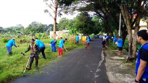 Peringati Hari Peduli Sampah Nasional, Warga Ahmadiyah Kuningan Karungi Sampah Di Sepanjang Jalan Nasional Manislor