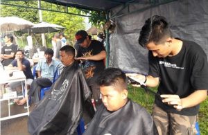 Kreatif! Khuddam Manislor Khidmati Warga lewat Jasa Potong Rambut