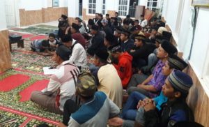 Hujan Deras, Khuddam Manislor Semangat Kajian di Masjid