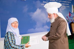 Mengagumkan, Muslimah Ahmadiyah Dapatkan Hak Paten Dari Kemenkumham Atas Penelitiannya