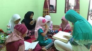Isi Ramadan, Anggota Lajnah Imaillah Jakut Ajari Anak-Anak Baca Al-Quran
