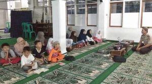 Anggota Polisi Inspirasi Anak-Anak Ahmadi Kota Sukabumi