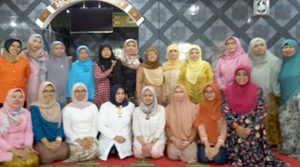 Peringati Hari Kartini, Muslimah Ahmadiyah Bandung Tengah Berkebaya