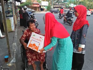 Lajnah Imailah Yogyakarta Bagikan Parcel Lebaran Kepada Masyarakat