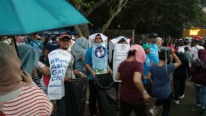 Diguyur Hujan, Jamaah Ahmadiyah Kampanyekan Kebersihan di Asian Games