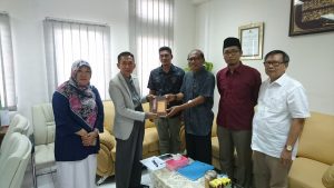 Ahmadiyah Makassar Sumbang Ratusan Buku Untuk UIN Alauddin