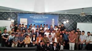 Launching Buku Haqiqatul Wahy Sukses Digelar di Tengah-Tengah Para Pendemo