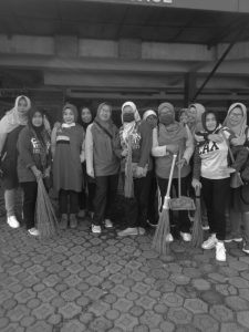 Muslimah Ahmadiyah Cianjur Berpartisipasi dalam Program “GOROL (Gotong Royong Lobaan)”
