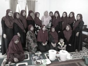 Keakraban Muslimah Ahmadiyah Cicakra, Cianjur dengan Ibu RT