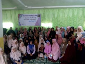 Muslimah Ahmadiyah Cianjur Peduli Anak Yatim dan Lansia