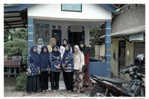 Muslimah Ahmadiyah Cipeuyeum Silaturrahim ke Posyandu