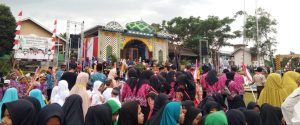 Ahmadiyah Sebamban – Kalsel, Wakili Kafilah Pawai MTQ Desa Sumber Makmur.