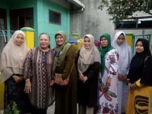 Muslimah Ahmadiyah Cianjur ‘Ngaliwet’ Bareng Ibu RT dan Staf Pegawai Kelurahan Bohera.