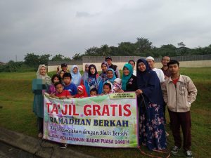 MUSLIMAH AHMADIYAH PAGEDANGAN BERBAGI ‘TAJIL’ GRATIS