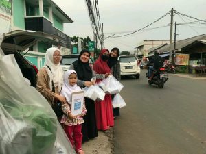 MUSLIMAH AHMADIYAH PERIGI PD. AREN MEMBAGIKAN MAKANAN RINGAN UNTUK BERBUKA PUASA