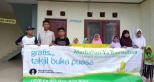 Melesatkan Nilai ‘Sumbu X’, Muslimah Ahmadiyah Tambun Berbagi Untuk Sesama.