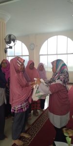 Muslimah Ahmadiyah Tambun Sambut Hari Raya Idul Fitri Dengan Berbagi