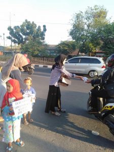 Muslimah Ahmadiyah Cikarang Berbagi Tajil