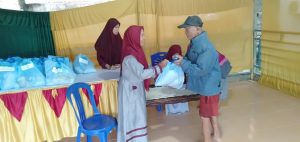 MUSLIMAH AHMADIYAH KENDARI GELAR BAKSOS RAMADHAN DALAM PERINGATI HARI KHILAFAT KE-111