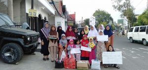 PERINGATI HARI KHILAFAT, MUSLIMAH AHMADIYAH CIANJUR TANAMKAN BERBAGI KEPADA ANAK AHMADI SEJAK DINI