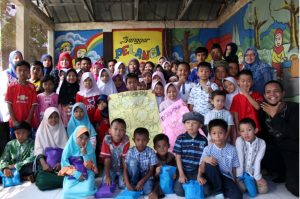 Muslimah Ahmadiyah Depok Sambut Ramadhan dengan Baksos, “Berbagi Senyum Untuk Sesama”.