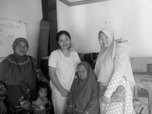 Muslimah Ahmadiyah Ciparay Menjenguk Ibu Lurah