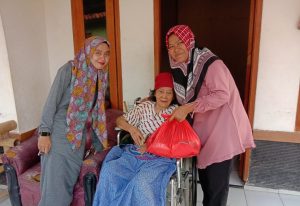 Peringati Hari Khilafat, Muslimah Ahmadiyah Panunggangan Berbagi Kasih dengan Sesama