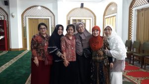 Suster Belajar membaca Al-Qur’an.