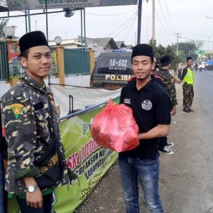 Pemuda Ahmadiyah Tambun Sumbang Paket Makanan di Posko Mudik