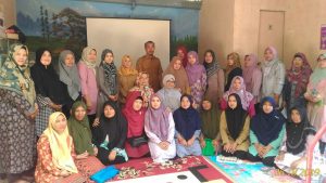 LAJNAH IMAILLAH ADAKAN PELATIHAN HIDROPONIK DI KWT TANI BAROKAH MANISLOR