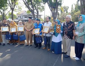 Keluarga Donor Mata Manislor Raih Penghargaan Dalam HKN ke-55