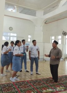 Siswa SMU Santo Thomas II Studi Islam di Masjid Ahmadiyah Medan