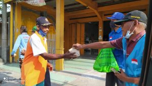 Bagikan Nasi Bungkus kepada yang Membutuhkan, Humanity First Nganjuk: Peduli Seyummu