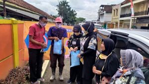 Lajnah Singaparna Bersama Alumni SDN Sukasenang Bagikan Ratusan Paket Sembako