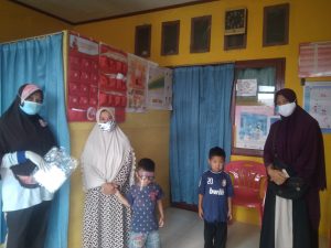Pererat Silaturahmi dengan Posyandu Jorong, Perempuan Ahmadiyah Lurah Ingu Berikan Masker Kain