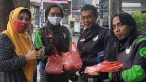 Bersedekah, Perempuan Ahmadiyah Bandung Tengah Bagikan Nasi Kotak