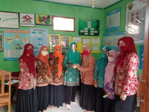 Lajnah Imailah Lebaksari Bagikan Sumbangan Ke Posyandu Mawar