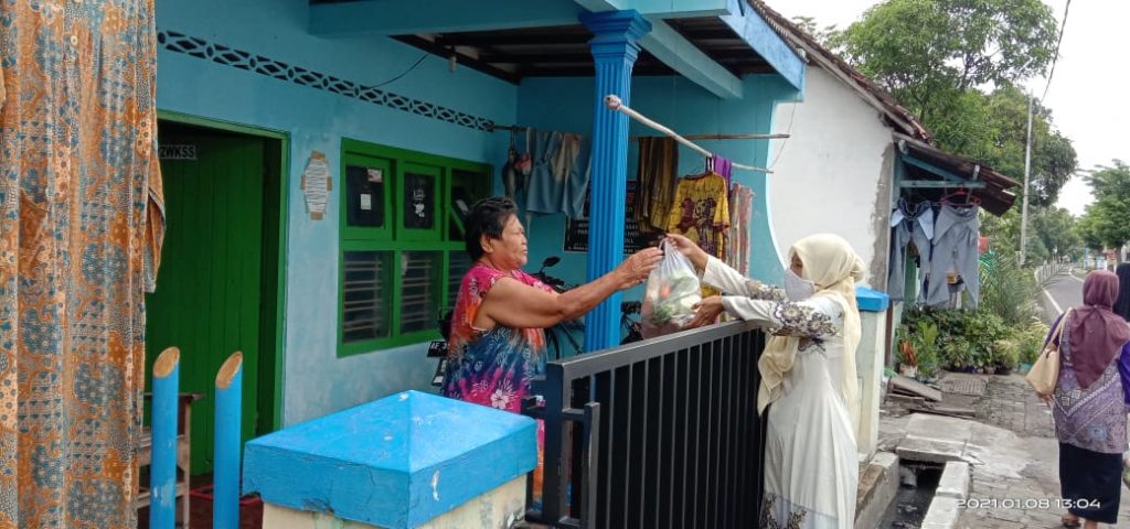 Imbas Pandemi, Pasar-Pasar di Madiun Tutup dan Perempuan Ahmadiyah Bagikan Sayuran