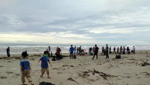 Hari Lingkungan Hidup Nasional, Ahmadiyah dan Komunitas Pecinta Lingkungan Bengkulu Adakan ‘Aksi Cinta Pantai’