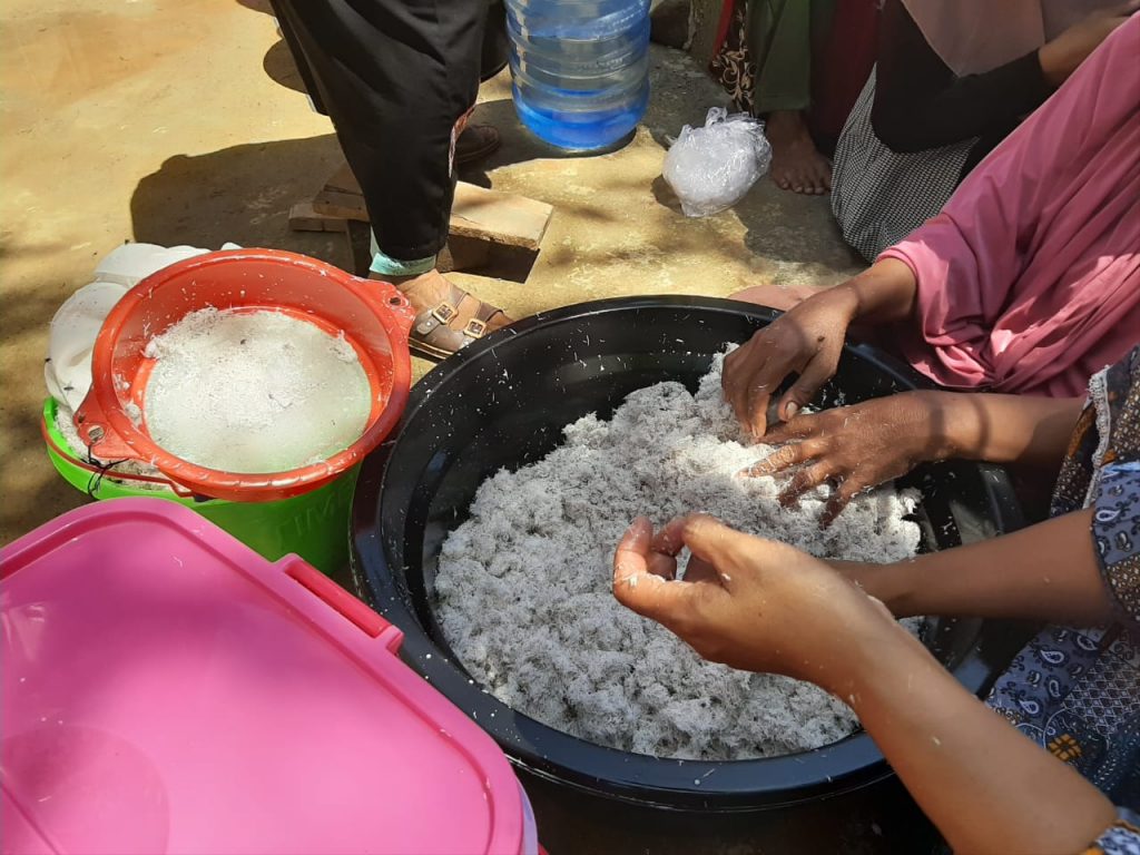 Perempuan Ahmadiyah Sulawesi Tenggara Adakan Pelatihan Pembuatan VCO di Baubau