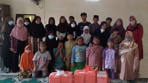 Jumat Berkah Ala Perempuan Ahmadiyah Gondrong, Bagi-Bagi Nasi Sambil Silaturahmi
