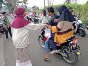 Pembagian Takjil Oleh Jemaat Ahmadiyah Cabang Lebaksari