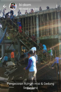 Warga Ahmadiyah Sukamaju dan Non-Ahmadi Bergotong Royong untuk Pengecoran Atap Gedung Serba Guna