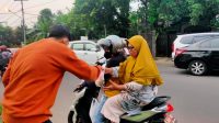 Lagi! Pemuda Ahmadiyah Sindangbarang Bogor Turun ke Jalan Berbagi Takjil Gratis