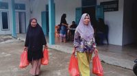 Perempuan Ahmadiyah Talang Solok Buka Bazzar Sembako Murah Jelang Lebaran, Diserbu Warga Sekitar
