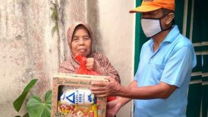 Puasa Hari Pertama, Ahmadiyah Serua Bagikan Ratusan Paket Sembako